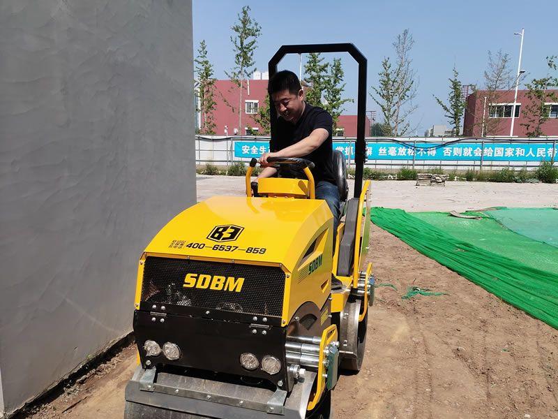 座駕振動壓路機在惡劣環(huán)境下如何工作？