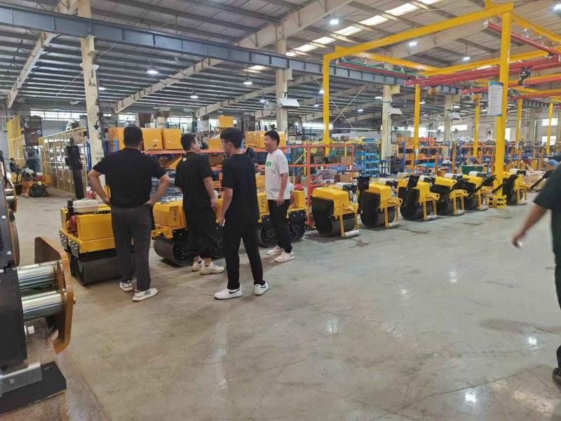 8月17日，國內(nèi)客戶來我廠參觀考察奔馬小型壓路機