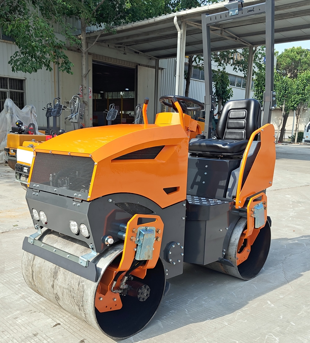 新款1.5噸小型座駕式壓路機(jī)BM1500